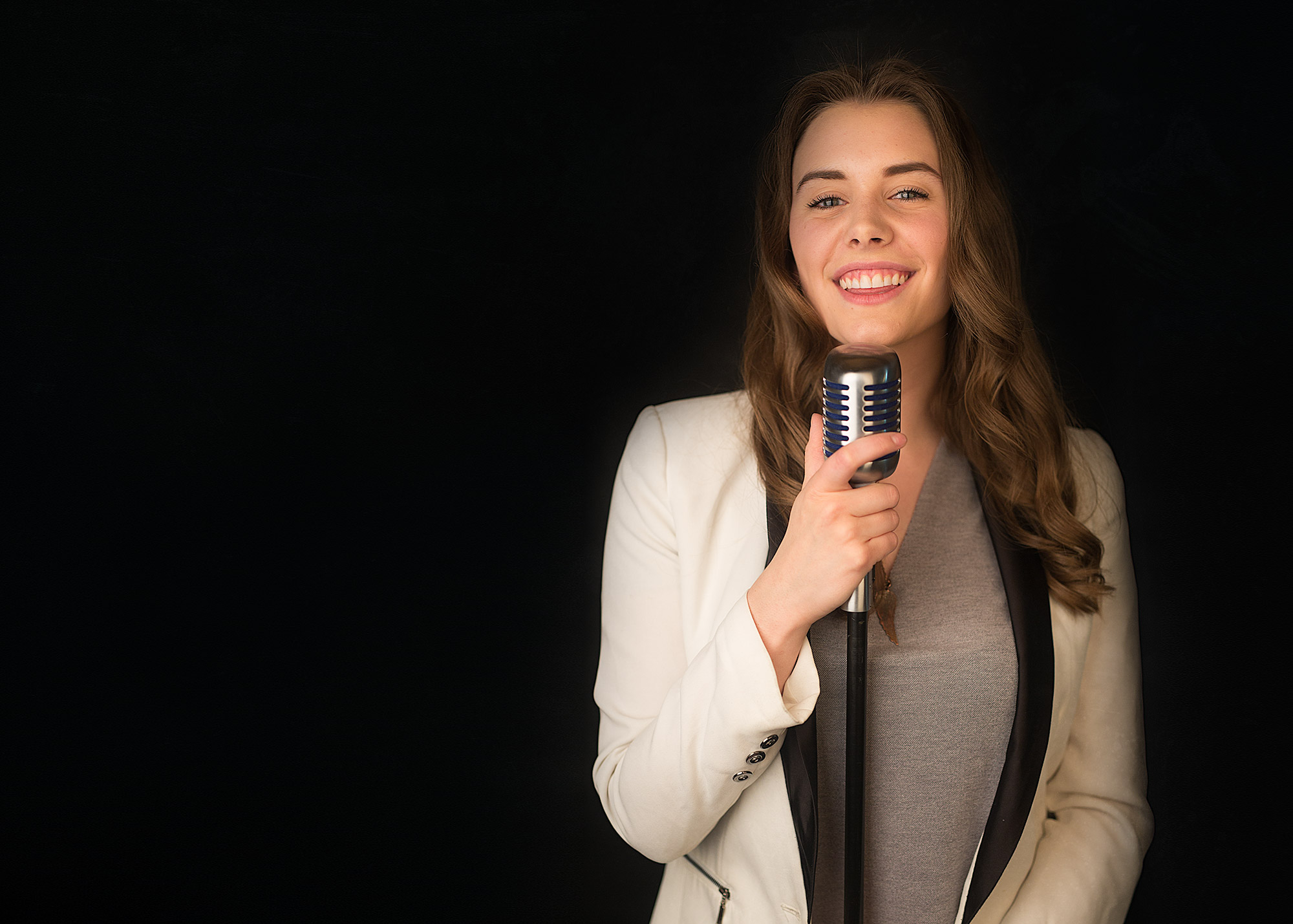 At the microphone: Portrait from the original website